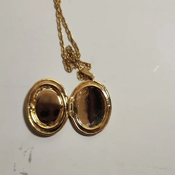Goldtone Rose Cottagecore Locket Vintage Necklace - Picture 6 of 8